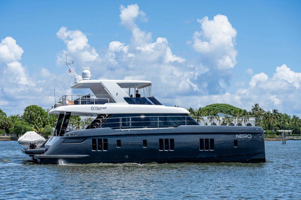 Sunreef 60 Power Nero cruising